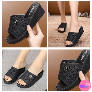 🚩Sale80%🚩รองเท้าแตะส้นตึก 4.5 cm. สีดำล้วน คาดฉลุลายดอกไม้ (214)