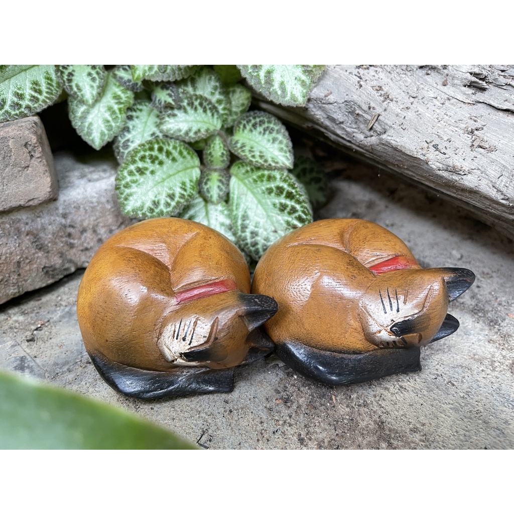 แมวไม้ แกะสลัก คู่นอนขด กว้าง4นิ้ว ตุ๊กตาแมว แมวนอนหวด ไม้จามจุรี โมเดลแมว ของตกแต่งบ้าน ของขวัญ น่ารัก  มีชีวิตชีวา - รูปที่ 2