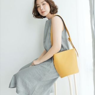 Mustard Bold Bucket bag กระเป๋าสะพายก้นกลม สีเหลืองมัสตาร์ด