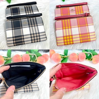 🎀 คล้องมือ ลายเส้น C8683 COACH CORNER ZIP WRISTLET WITH GARDEN PLAID PRINT