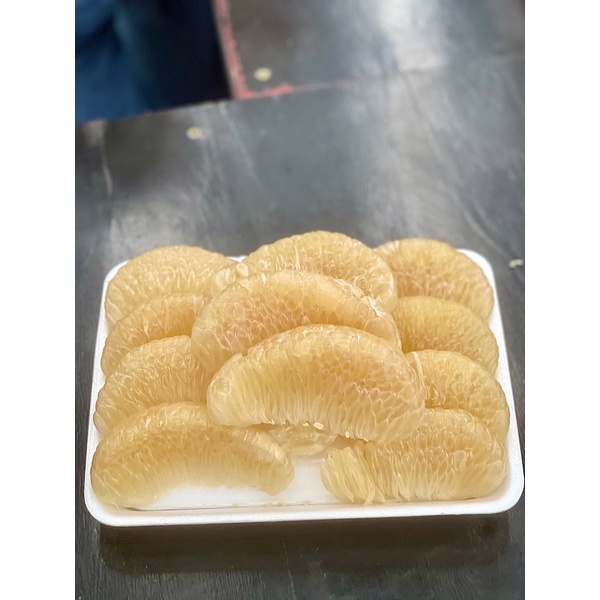 ส้มโอขาวน้ำผึ้ง นครชัยศรี ขนาด 1.8-2 กิโลกรัม ขายเป็นลูก ลูกละ 150 บาท หวานอมเปรี้ยวกำลังดี เนื้อแน่น