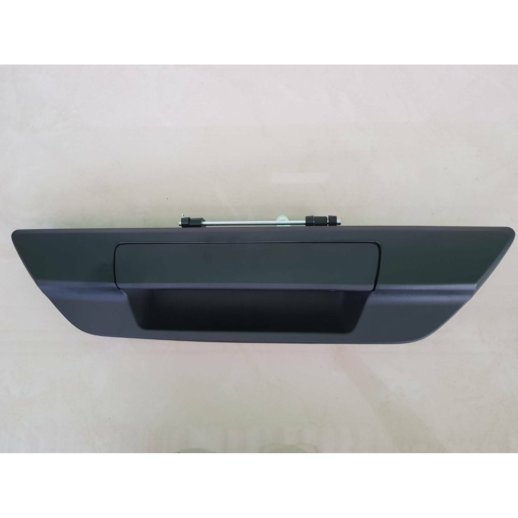 มือเปิดอันกลาง(รุ่นไม่มีรูกล้อง) TOYOTA  REVO,2400,2800  สีดำ  อันละ450บาท