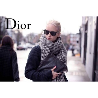 ผ้าพันคอปัก Dior