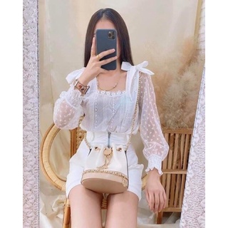 เสื้อสีขาวแขนยาว แต่งผ้าคอตตอน