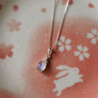 Rainbow​ Moonstone​ With​ Pearl​ Pendant​ จี้มูนสโตนทรงไข่ประดับมุกเล็กๆด้านบน​ ตัวเรือนเงินแท้ 925