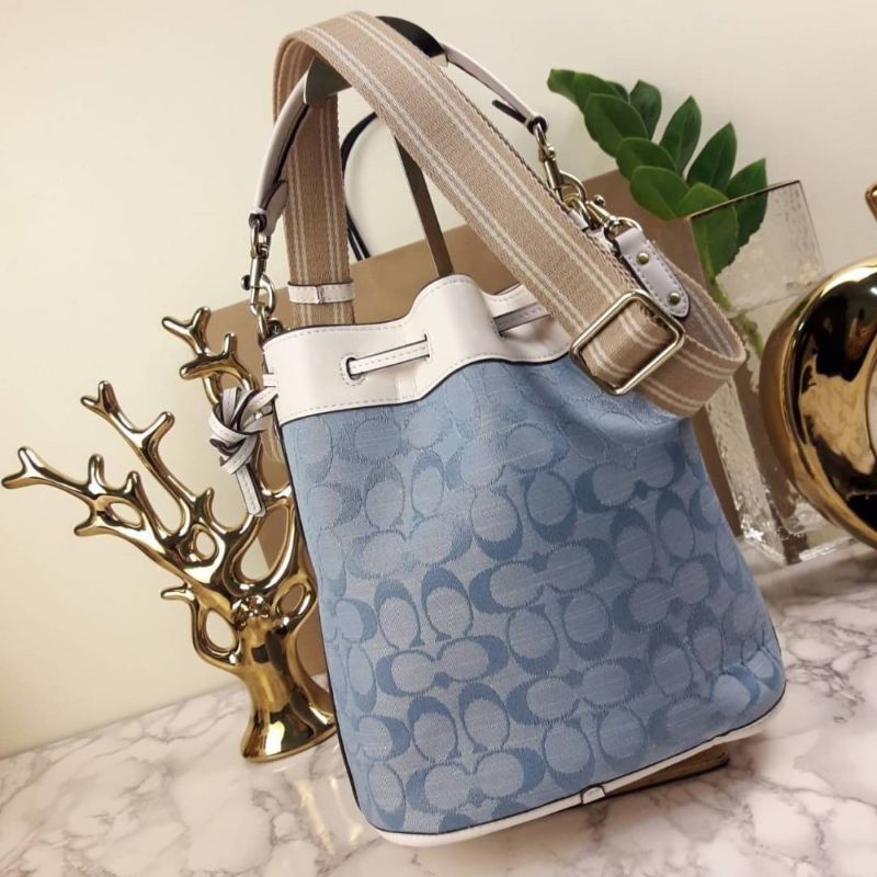 COACH FIELD BUCKET BAG IN SIGNATURE CHAMBRAY (C4693)