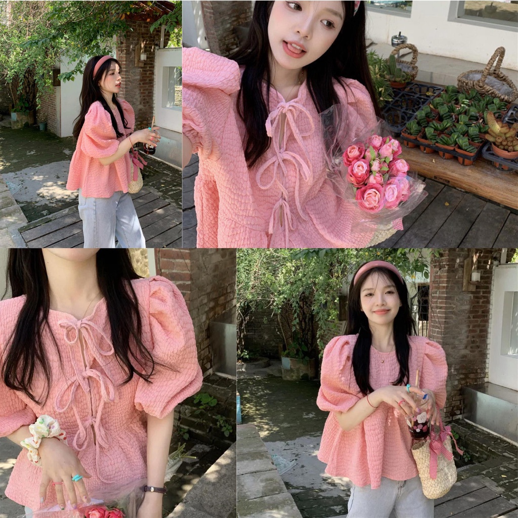 เสื้อแขนตุ๊กตาสีชมพู น่ารักคิ้วๆมากค่ะ แต่งโบว์ข้าง ด้านหน้าจับจีบ สวมใส่ได้สองแบบ น่าร๊ากไปอีก