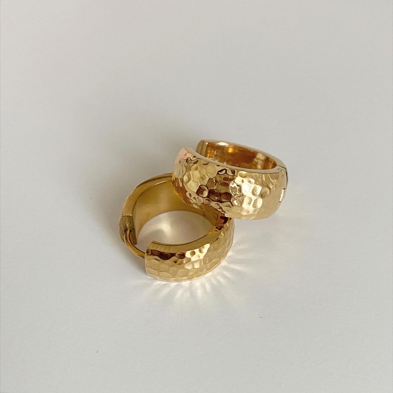 imean.store - Gold craters earring with titanium | ต่างหูงานไทเทเนี่ยมผิววาว