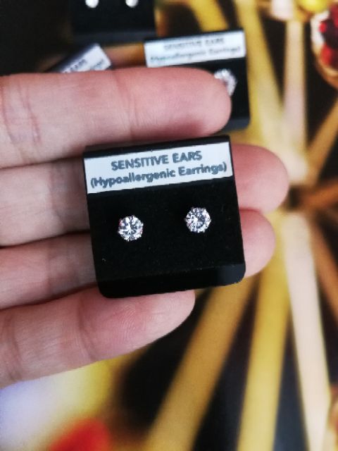 ต่างหูเพชรกลมเล่นแสงสำหรับคนแพ้ง่าย sensitive earrings เพชรcz ฝังหนามเตย มีทั้งตัวเรือนสีเงินและตัวเรือนสีทอง