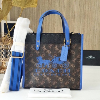 🎀(สด-ผ่อน) กระเป๋า 8.5 นิ้ว งาน Shop COACH C8456 สายน้ำเงิน Field Tote 22 With Horse And Carriage Print