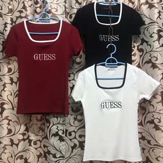 เสื้อคอสีเหลี่ยม ตัดขอบ ปักอก GUESS