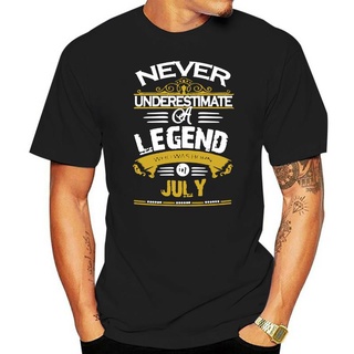 เสื้อยืดกีฬา พิมพ์ลาย Never Underestimate A Legend Born In July สําหรับผู้หญิง ไซซ์ S - 3XlS-5XL