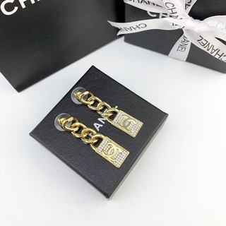 CHANEL CRYSTAL DOG TAG CHARM EARRINGS GOLD เครื่องประดับ แบรนด์ชาแนล ตุ้มหู ต่างหู โซ่ ห้อยตัวหนังสือ CC สีทอง