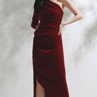 PAING เดรสแขนยาวบ่าเดียว รุ่น Urenus Dress (Burgundy Color)