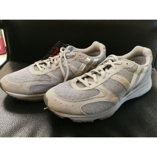 รองเท้าวิ่ง Pan Predator ขนาด 8.5 ของใหม่ **แถมกระเป๋า**