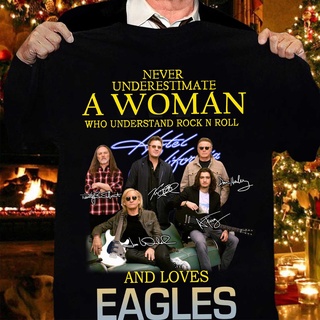 เสื้อยืดคอกลมเสื้อเชิ้ต ลายวงร็อค Never Underestimate A Woman Who Understand Rock N Roll And Loves Eagles สําหรับผู้หญิง