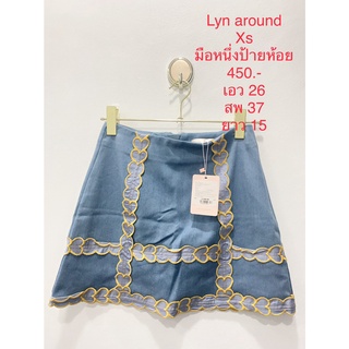 กระโปรงสั้น สีฟ้า แต่งลายหัวใจขอบเหลือง ป้ายห้อย LYN AROUND SIZE XS