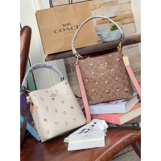 COACH SMALL TOWN BUCKET BAG WITH HEART FLORAL PRINT 001