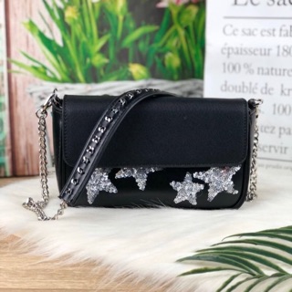 PEDRO EMBELLISHED FLAP SHOULDER BAG กระเป๋าสะพายสายโซ่ยาวมีหนังรองบ่า สีดำ