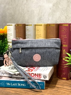 กระเป๋าถือ Kipling Niylah Pouches อีกหนึ่งคอลเลคชั่นจาก Grey Weave ที่มาในรูปแบบทรงคล้องมือ