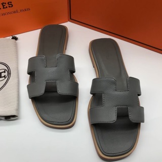 Hermes sandal สีเทา ส้นแบน