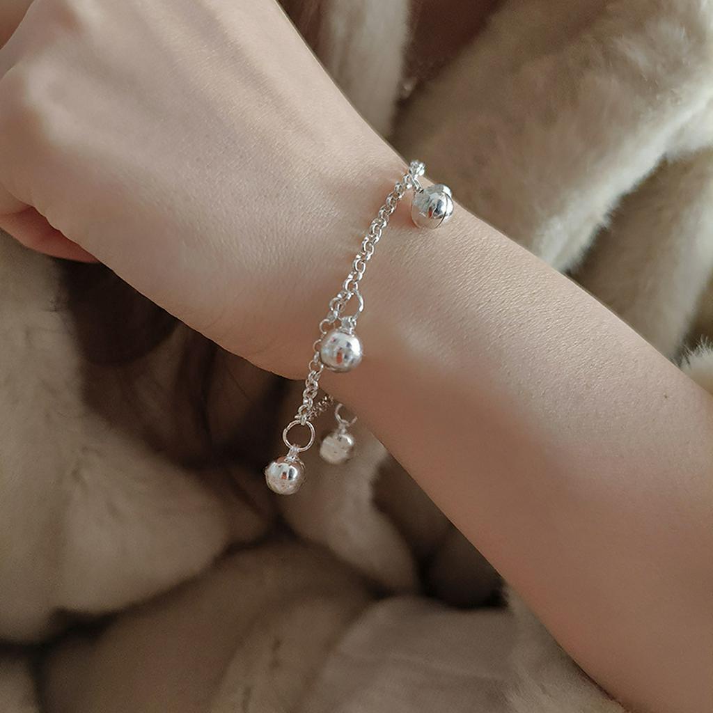 สร้อยข้อมือจี้ระฆังขนาดเล็กน่ารักสําหรับผู้หญิงอินเทรนด์สาวโซ่มือทุกวันบนอุปกรณ์ข้อมือ2024เครื่องประดับแฟชั่นสาวของขวัญ