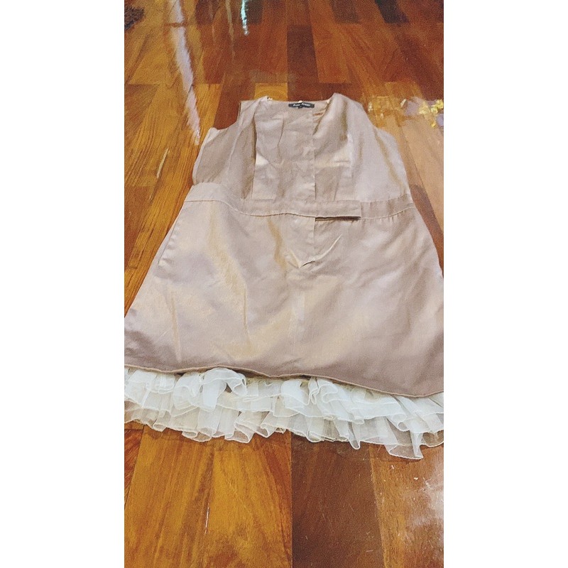 Belle Femme ไซส์ 38 เดรสสั้นสีน้ำตาลเบจ ผ้าคล้ายกำมะหยี่ สีสวยหรูดูดีแต่งระบายที่ชายสามารถถอดระบายได