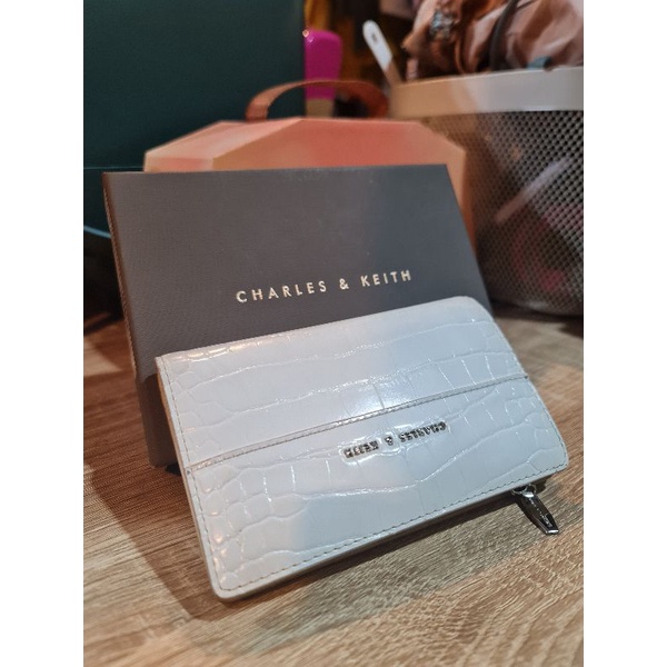 (ส่งต่อ) กระเป๋าเงินใบกลางสีขาว Charles & Keith
