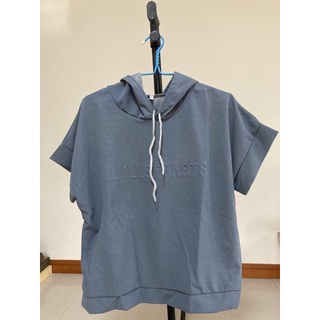 เสื้อยืดแขนสั้น แบบมีฮู้ด สีเทา ความกว้าง 40 นิ้ว ความยาว 23 นิ้ว