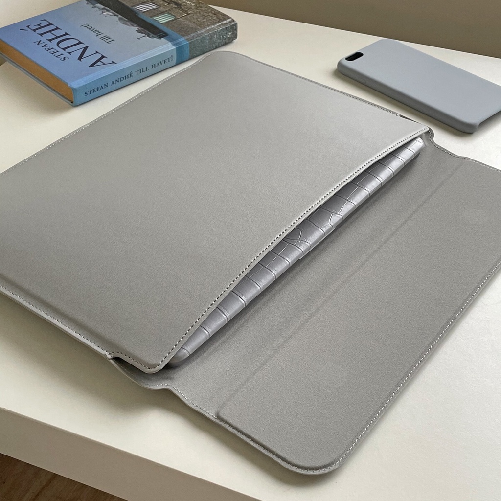 Triangle Laptop Clutch ซองใส่แล็ปท็อปตั้งได้ หนังPUกันน้ำ