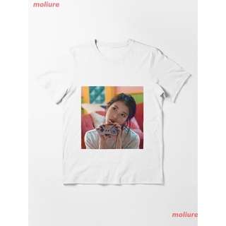 เสื้อยืดผ้าฝ้าย 2022 Iu Strawberry Moon Essential T-Shirt เสื้อยืดพิมพ์ลาย เสื้อยืดผ้าฝ้าย คอกลม cotton ความนิยม Unisex