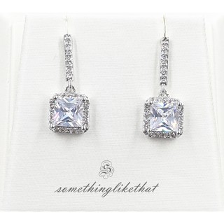 ต่างหูเพชร CZ AAA Princess Cut เพชรเหลี่ยมตุ้งติ้ง 2.3 * 0.9 ซม. Platinum Plated พร้อมถุง Pouch (RP317)