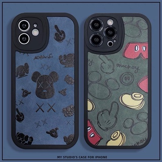 แฟชั่น ยี่ห้อ Kaws หมีรุนแรง การ์ตูน มิกกี้ เคสไอโฟน 13 Pro Max iPhone 12 Pro Max 11 Pro Max Mini XS MAX XR XS X Case ใหม่ กลม กล้อง กันลื่น ป้องกันการหล่น กันน้ำกันเหงื่อ นุ่ม คู่รัก เคส