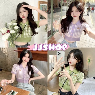 JJ shop 💜พร้อมส่ง  เสื้อคอปกไหมพรมแขนสั้น ลายตาราง กระดุมแต่งทรงดอกไม้คิ้วท์ๆ "58065" -C