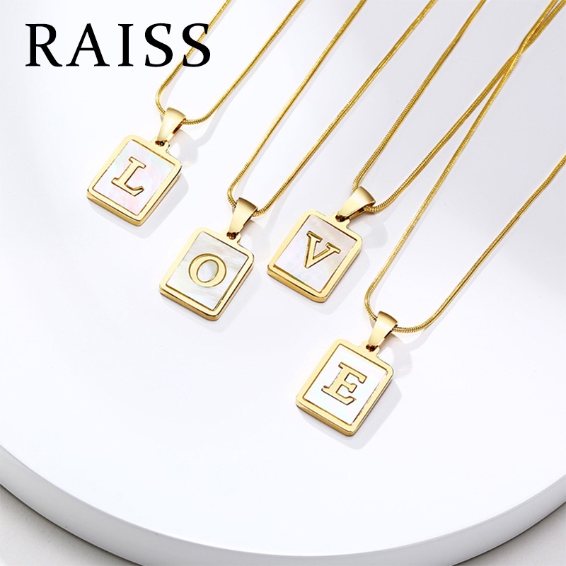 RAISS สร้อยคอแสตนเลสสีทองเงางาม พร้อมจี้มุกอักษรอังกฤษสุดแนว