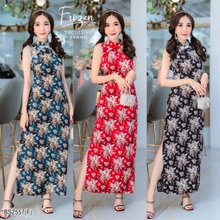 BS2557  MAXIDRESS แม็กซี่เดรสกี่เพ้ายาว คอจีนช่วงแขนแต่งฉลุลูกไม้ เนื้อผ้าไหมพิมพ์ลายทั้งชุดคมชัด ทรงสอบเข้ารูป ชายกระโปรงแต่งผ่า ใส่แล้วเป๊ะมากๆ พร้อมส่ง  &gt;&gt;&gt;นางแบบใส่งานขายจริง&lt;&lt;&lt;  เนื้อผ้า : ซาร่า  สี :: แดง ดำ เขียว  ขนาด :: รอบอก 32-36 รอบเอว 25-30 ส