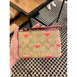 พร้อมส่ง แท้ 🇺🇸💯% New Coach คล้องมือ 1 ซิป S Corner Zip Wristlet In Signature Canvas With Stripe Heart Print (CA795)