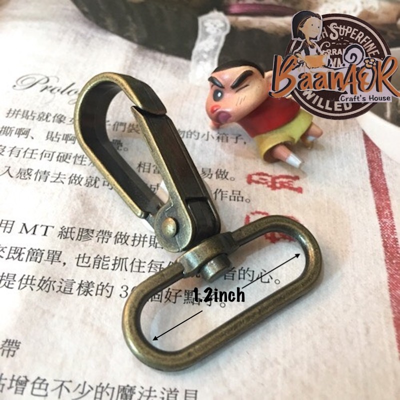 1.2 inch ห่วง คอหมา ตะขอ คอหมาเกี่ยว แบบมีข้อเหวี่ยง สีเหลืองรมดำ ขนาดยาว 57 มิล x ช่องร้อยสาย 1.2นิ