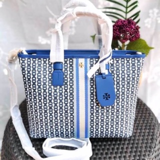 กระเป๋า Tote Toryburch สีน้ำเงินสดใส จะคล้องแขน หรือสะพายไหล่ก็เก๋ทุกแนวค่ะ