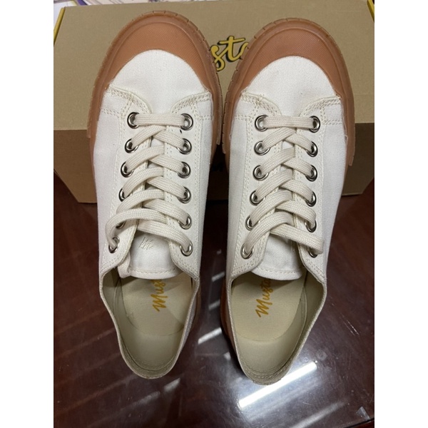 Mustard sneakers รองเท้าผ้าใบ จากแบรนด์มัสตาร์ด มือสอง