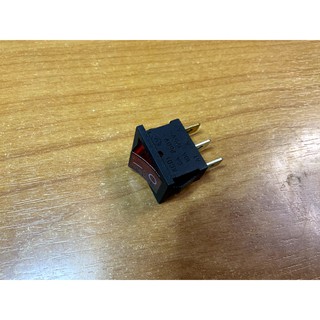 สวิทช์ เปิด-ปิด มีไฟ 12V (ขนาด กว้างxยาว - 1.5x2 cm.) ปุ่มสีแดง 3 ขา - รุ่นขนาดกลางสั้น