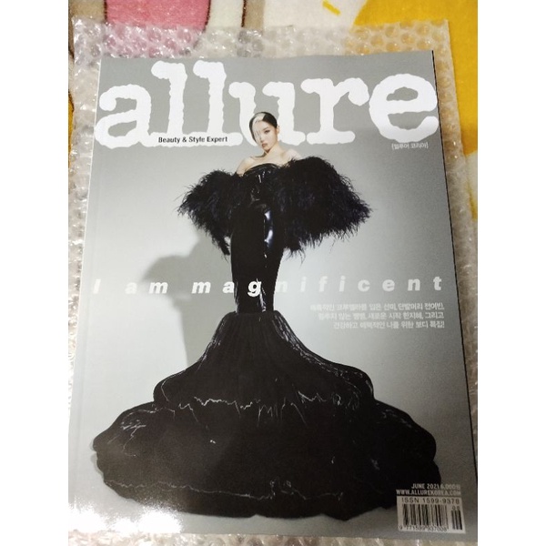 นิตยสาร allure korea June 2021 ข้างในมีรูปและบทสัมภาษณ์ BamBam GOT7 รวม 10หน้า