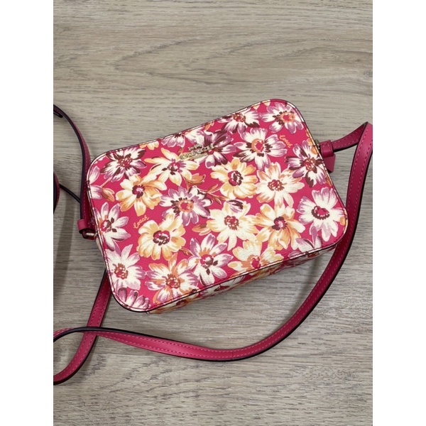 (ผ่อน0%) กระเป๋าสะพายข้าง Coach MINI CAMERA BAG WITH VINTAGE DAISY SCRIPT PRINT (COACH 3572) สีแดง ลายดอกไม้