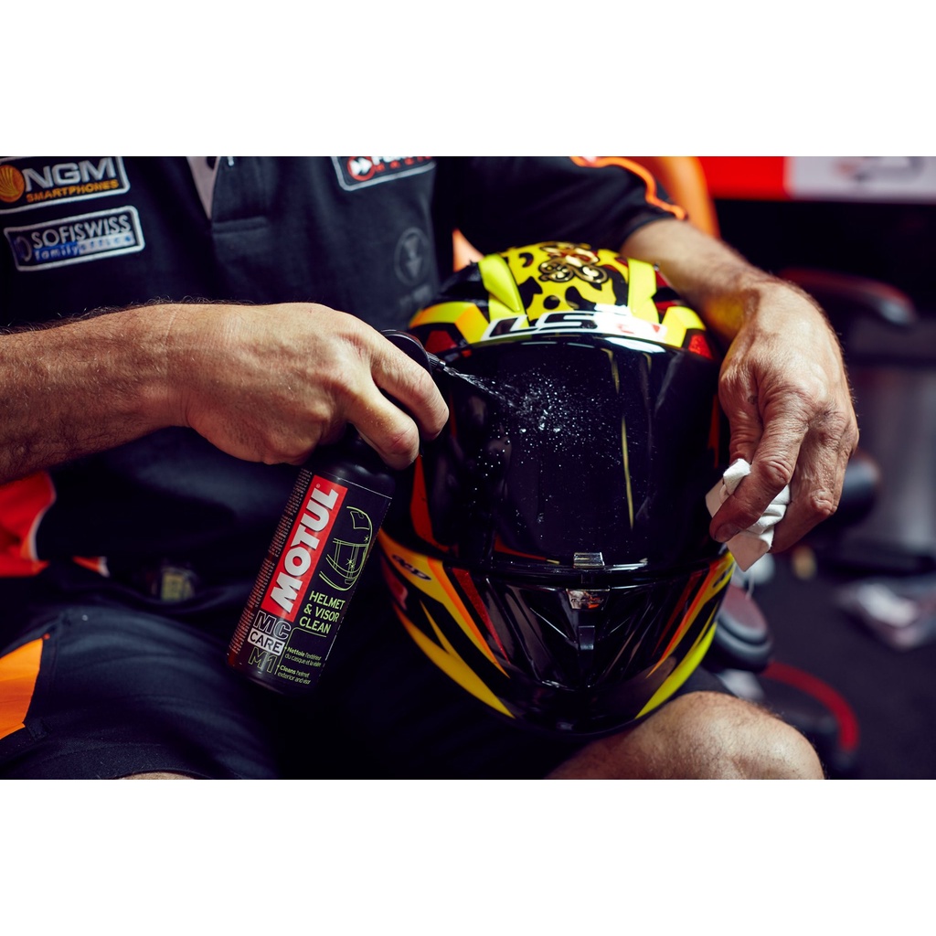 Motul M1 Helmet & Visor Clean 250 ml. สเปรย์ทำความสะอาดภายนอกและกระบังหน้าหมวกนิรภัย - รูปที่ 3