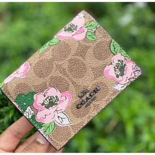 🎀 กระเป๋าสตางค์  ใบสั้น 2 พับ สีน้ำตาลลายดอก งาน shop COACH 89310 SMALL SNAP WALLET IN SIGNATURE CANVAS WITH BLOSSOM