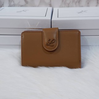 กระเป๋าสตางค์ใบสั้น LYN Short Wallet มาด้วยดีไซน์เรียบหรู ดูแพง เปิด - ปิดด้วยสายคาดกระดุมแม่เหล็ก