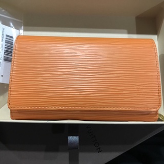 Used like new LV epi wallet สี Mandarin