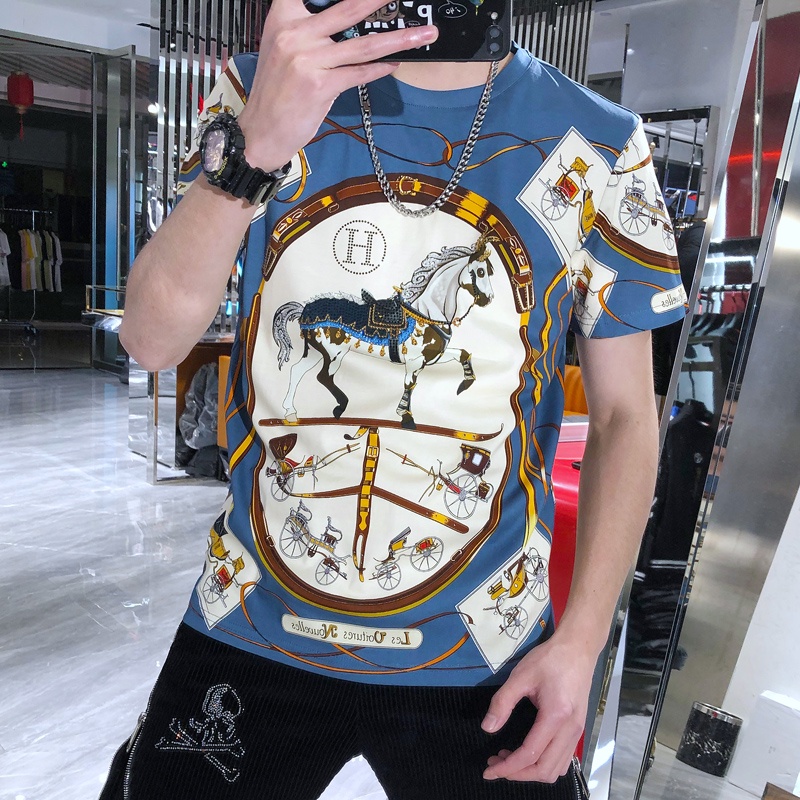 Boy.shop เสื้อยืดผู้ชายคอกลมสกรีนลายม้ากับรถลาก ดูหรูดูแพงมาพร้อม4สีให้เลือก คลาสสิคสุดๆ
