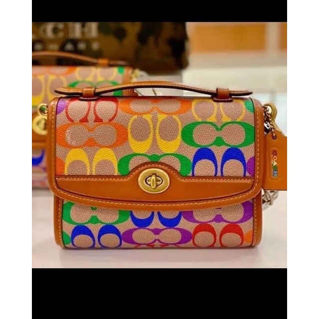 พร้อมส่ง แท้ 🇺🇸💯% New Coach งาน shop รุ่น COACH Kip Turnlock Crossbody in Pride Rainbow Signature Ca