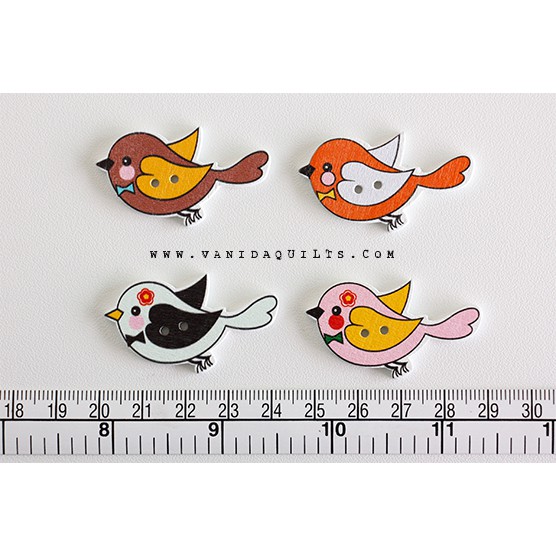 กระดุมไม้ กระดุมตกแต่ง กระดุมลายการ์ตูนน่ารัก รูปนก Robbin Bird 2 รู คละลาย ขนาด 22 x 40 มม. แพคละ 4 ชิ้น (รหัส bao0054)